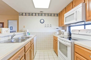With a fully equipped kitchen, you will make plenty of use of the charming local grocery, Blue Marlin!