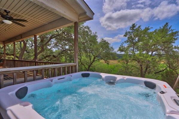 Hot tub with views overlooking hill country