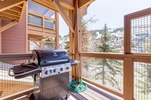 The three bedroom Town Pointe B205 condominium offers ski-in and out access to Town Lift and walking distance to Historic Main Street.