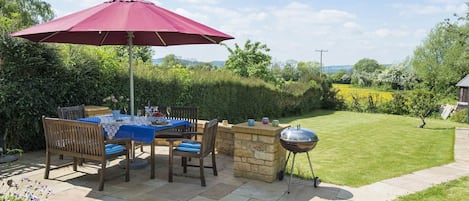 Garden BBQ area, Swallows Rest Cottage, Bolthole Retreats