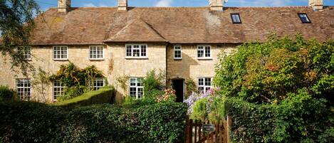 Exterior Front, Swallows Rest Cottage, Bolthole Retreats