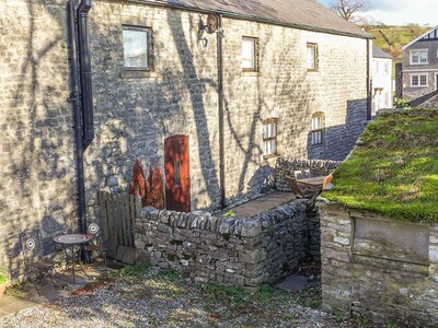 2 Primitive Mews, CHELMORTON