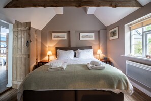 Myrtle Cottage, Friston: Super-king master bedroom