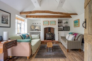 Myrtle Cottage, Friston: Exposed beams, unique artwork and artifacts make this cottage truly unique