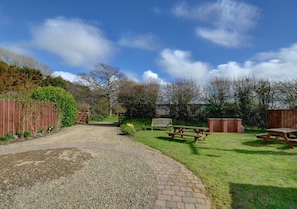 WAV420 - Entrance and picnic area