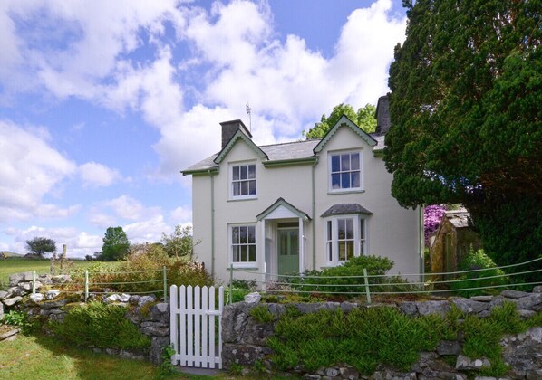 Traditional white painted cottage in lovely surroundings