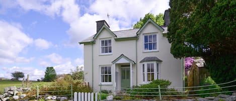 Traditional white painted cottage in lovely surroundings