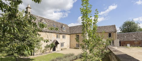 Almsbury Farmhouse at Sudeley Castle, Bolthole Retreats