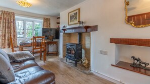 Living-Dining Room, Forsythia Cottage, Bolthole Retreats