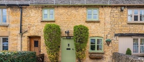 Front Entrance, Forsythia Cottage, Bolthole Retreats