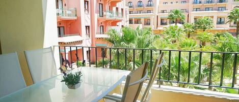 Views, from the terrace, of the garden areas and pool, as well as the beach.