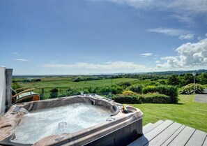 FL025 - Hot Tub with Sea View