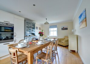 Kitchen/ Dining area with seating area