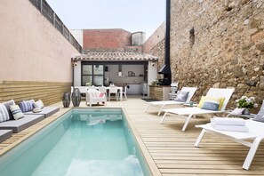 La piscina se encuentra delante de la casa, zona amplia y comoda para comer o cenar, dispone de BBQ , cocina y aseo 