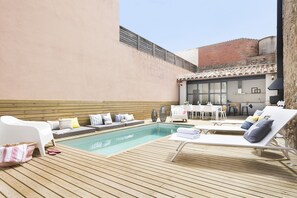 La piscina se encuentra delante de la casa, zona amplia y comoda para comer o cenar, dispone de BBQ , cocina y aseo 