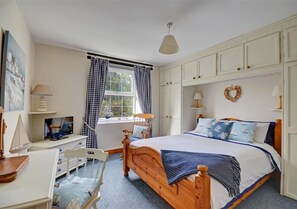 King size bedroom sleeps 6 holiday let