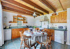 Country kitchen and dining area self catering