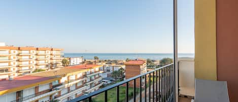 Vistas desde la terraza de la playa y del horizonte del mar desde primera línea.