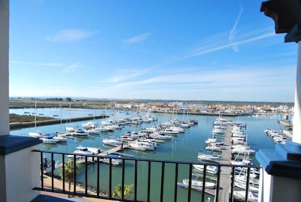 Vistas desde la terraza del puerto deportivo y toda la marisma, así como del barrio pesquero de punta del moral.