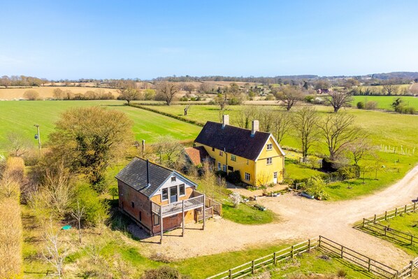Snow Hall Barn, Peasenhall: A beautifully renovated barn, tucked up on a hill overlooking striking grounds and farmland