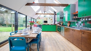 Kitchen-Dining-Living Room, Brock Cottage, Bolthole Retreats