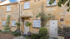 Exterior Front, Box Cottage, Bolthole Retreats