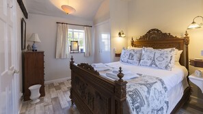 Bedroom 1, Box Cottage, Bolthole Retreats