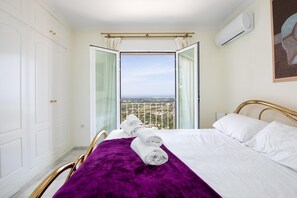 Bedroom with double bed