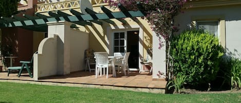 Terraço elegante no Isla Canela Golf