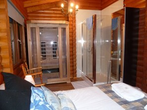Infrared Sauna in Benearb's bedroom