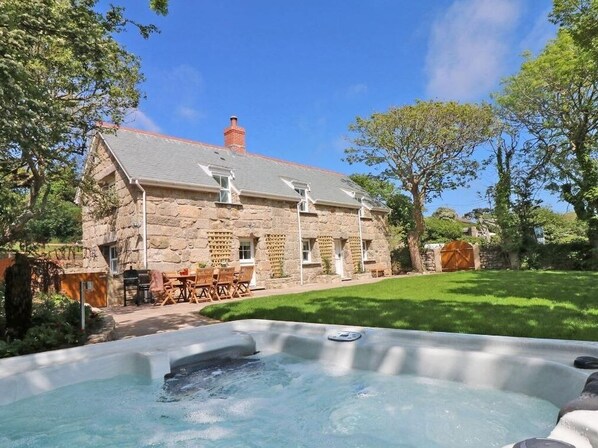 Outdoor spa tub