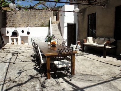 Molino Lorca ofrece un alojamiento en el molino retaurado antiguo.
