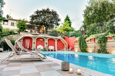 Elegant Villa with park, huge swimming pool, in the green area of the city cente