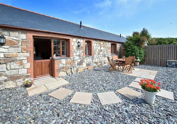 YBETWS - Rear Patio