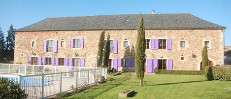 L'ancien bâtiment agricole a été aménagé en deux gîtes mitoyens de 300 m2 chacun