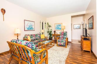 Island Touches w/Modern Kitchen, Wood Floors, Lanai, Flat Screen, WiFi–Kaha Lani 203