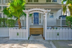 Front Exterior view 1