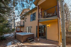 Streamside 333B Rear Exterior