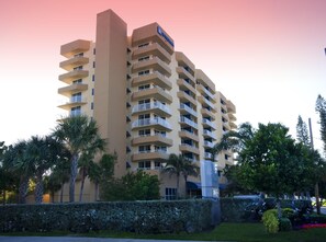 36729000-H1-SB_EXTERIOR_SUNSET-min