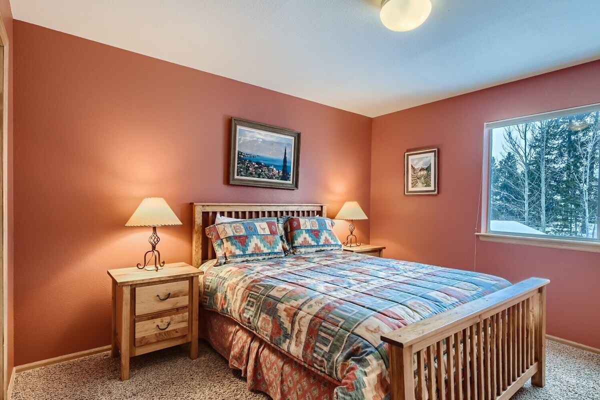 Beautiful half duplex home, recently remodeled with garage and private hot tub!!