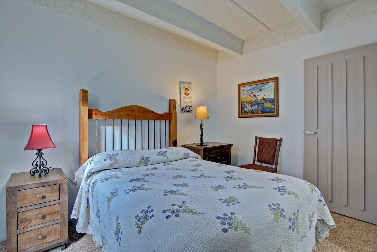 A great value for those who want to do some skiing or boarding inexpensively. Ten Mile Island is a 2 bedroom, 2 bath condo just off Main Street in Frisco.