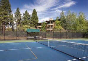 74549952-H1-running_Y_tennis-min