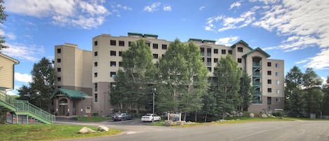 Towers At Lakepoint Exterior