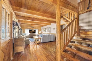 Grand View Retreat ~ updated furniture in living room! Satellite TV and DVD