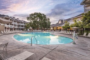 74494076-H1-Windsor_pool_dusk-min