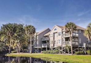 74683114-H1-Ocean_Ridge_Fairway_Terrace_Ext-min