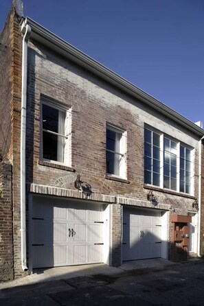 Carriage House Private Entrance and parking - The Carriage house is over the garage and this shows the entrance & garage parking space (on the right)