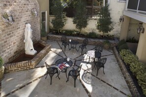 Courtyard on ground level - All guests in the Wedding Cake Property share the this relaxing courtyard!