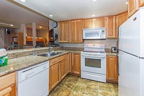 Kitchen w/ toaster oven, drip coffee pot, Keurig, blender, pots/pans and more