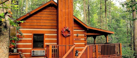Exterior and entrance to Bear View Cabin